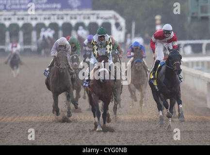 Nov. 3, 2012 - Arcadia, CALIFORNIA, STATI UNITI D'AMERICA - Jockey Brian Hernandez jr (destra) sulla Fort Larned vince davanti a Mike Smith (sinistra) on Mucho Macho uomo al Breeders' Cup Classic (5 milioni di US $) prezzo a Santa Anita Park il 3 novembre 2012 in Arcadia, California.ARMANDO ARORIZO/PI (credito Immagine: © Armando Arorizo/Pi/Prensa Internacional/ZUMAPRESS.com) Foto Stock