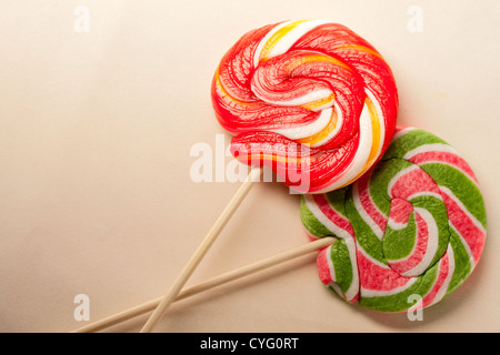 Luminose lollipop candy su sfondo della carta Foto Stock