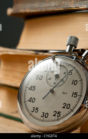 Pila di libri vecchi e cronometro Foto Stock