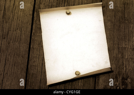 Vintage vuoto di carta sul vecchio grunge di tavole di legno sfondo Foto Stock