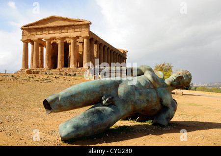 Scultura in bronzo di Ikaro Caduto (Icaro caduto davanti il tempio della Concordia e Valle dei Templi, Agrigento, Sicilia Foto Stock