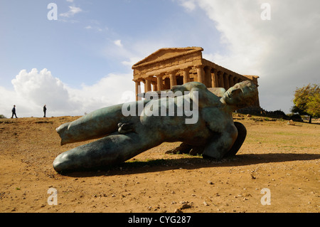 Scultura in bronzo di Ikaro Caduto (Icaro caduto davanti il tempio della Concordia e Valle dei Templi, Agrigento, Sicilia Foto Stock