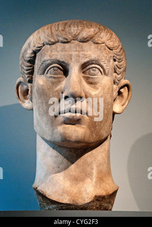 Ritratto in marmo testa dell'Imperatore Costantino IImperial periodo Costantiniano AD 325-370 Roman 95 cm Istanbul Turchia Bagno Turco Foto Stock