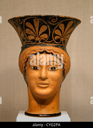 Boccale di terracotta in forma di una testa di donna arcaica 500-490 A.C. Attico greco 19 cm Vase Ceramica Foto Stock