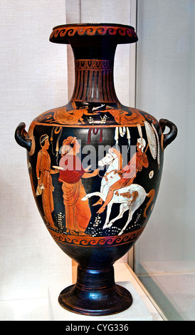Guerriero italico caratteristica casco piumati Donna cavallo di terracotta con acqua hydria jar 350-320 BC greco italiano Campano 60cm Foto Stock