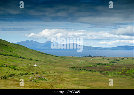 Guardando ad ovest verso le isole di Eigg e rum da Kilmory sulla penisola a Ardnamurchan Scozia. SCO 8768. Foto Stock