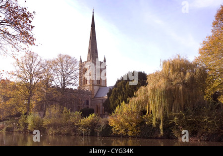 Warwickshire - Stratford Upon Avon - Veduta autunnale della chiesa della Santa Trinità - si vede attraverso il fiume Avon - autunno la luce solare Foto Stock