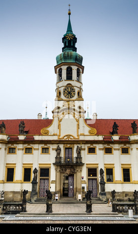 Loreta Santuario a Praga, con le statue di santi sull'ingresso principale e con torre campanaria barocca Foto Stock