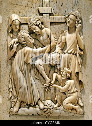 Placca con la discesa dalla Croce Gesù Cristo 1320-40 Parigi Francia avorio osso di balena 23 cm Foto Stock