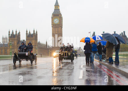 Royal Automobile Club del veterano annuale eseguire Auto Londra a Brighton. 04.11.2012 Foto mostra (sinistra) No.388 un 1904 Oldsmobile azionato in condizioni di bagnato da Derek e luce (centrale) un 1904 Star guidato da Gordon Rose crossing Westminster Bridge, uno dei molti veicoli classici di prendere parte a questo anni Londra a Brighton Veteran Car Run 2012 a partire da Hyde Park di Londra Centrale e terminando con il lungomare sulla Sussex resort di Brighton. Foto Stock
