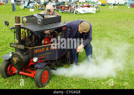 Avvio di una miniatura motore a vapore, Hampshire, Regno Unito. Foto Stock