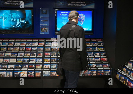 Shopper a HMV store Bristol Foto Stock