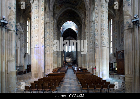 Asti - uno stile romanico-gotico Duomo di Santa Maria Assunta / navata centrale Foto Stock