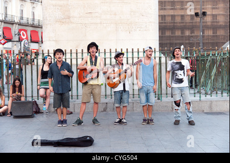 Giovani musicista di strada in Puerta del Sol di Madrid, Spagna Foto Stock