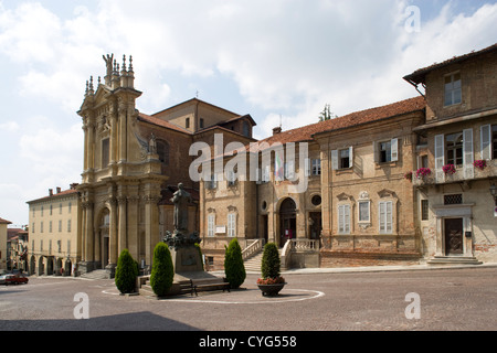 Bra - Piazza Caduti per la Liberta / Palazzo Civico & chiesa barocca di Sant'Andrea [1682] Foto Stock