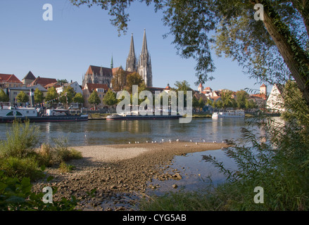 Veduta sul Danubio verso la Cattedrale di San Pietro, Regensburg, Baviera, Germania Foto Stock
