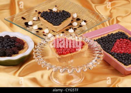 Torte assortite con mirtilli, ribes e lamponi. Il fuoco selettivo DOF poco profondo Foto Stock