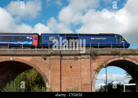 Primo grande treno occidentale attraversando un viadotto, Worcester, Regno Unito Foto Stock