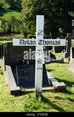 Tomba di Dylan Thomas, St Martin's Church, Laugharne, Carmarthenshire, Wales, Regno Unito Foto Stock