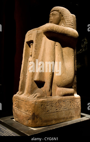 Torino - Museo Egizio / statua di pietra arenaria del sacerdote "en" [dinastia XX - 1100BC] Foto Stock