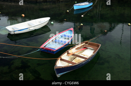 Piccole barche ancorate in porto in Portrush - Irlanda del Nord. Foto Stock