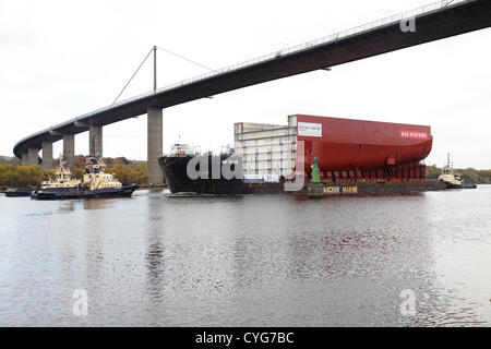 Erskine Bridge, Scozia, Regno Unito, domenica 4 novembre 2012. Una sezione completa di scafo per la Royal Navy Aircraft Carrier HMS Queen Elizabeth dopo la partenza da BAE Systems a Govan, Glasgow, navigando sulla chiatta AMT Trader sul fiume Clyde Foto Stock