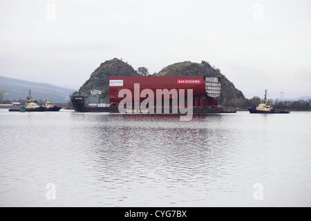 Dumbarton Rock, Scozia, Regno Unito, domenica 4 novembre 2012. Una sezione completa di scafo per la Royal Navy Aircraft Carrier HMS Queen Elizabeth dopo la partenza da BAE Systems a Govan, Glasgow, navigando sulla chiatta AMT Trader sul fiume Clyde Foto Stock