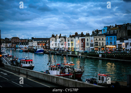 Nuvole temporalesche su Weymouth Harbour al tramonto Foto Stock