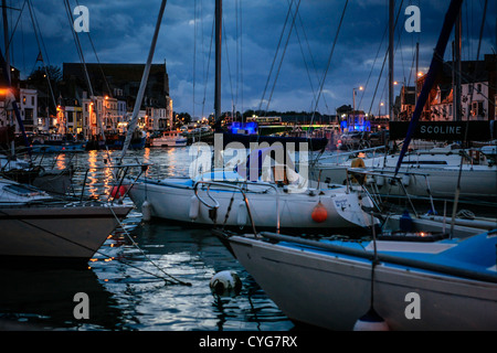 Nuvole temporalesche su Weymouth Harbour al tramonto Foto Stock