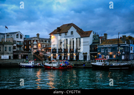 Nuvole temporalesche su Weymouth Harbour al tramonto Foto Stock