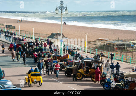 Il mare in tempesta pound Brighton Marina ma il sole è venuto fuori per dare il benvenuto ai partecipanti in Londra a Brighton Veteran Car Run per Madera Drive, Brighton 4 novembre 2012 photo©Julia Claxton Foto Stock