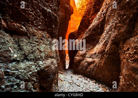 Rocce incandescenti nel famoso Echidna Chasm. Foto Stock