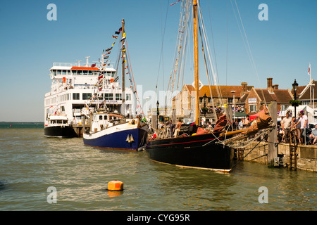 Navi e festaioli mescolare insieme sulla banchina durante il vecchio Gaffers Festival a Yarmouth sull'Isola di Wight. Foto Stock