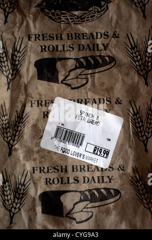 Etichetta alimentare su una carta marrone sacchetto contenente gli spinaci e Feta pane Foto Stock