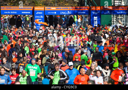 La città di New York, Stati Uniti d'America. 4 Novembre, 2012. Maratona di New York: nonostante l'evento venga annullato, corridori riuniti in numeri in central park di domenica mattina. Foto Stock