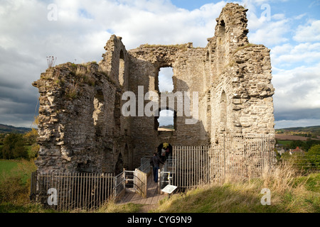 Persone che guardano la grande torre, le rovine del XI secolo il castello di Clun, Clun Shropshire REGNO UNITO Foto Stock