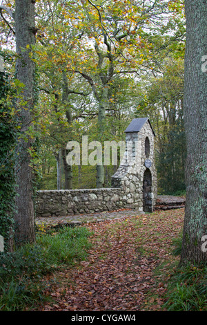 Foglie di autunno all'ingresso del sito di David Lloyd George's grave sulla banca del fiume Dwyfor a Llanystumdwy Foto Stock