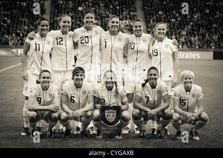 Gli Stati Uniti a partire undici linee fino per la fotografia di gruppo prima del 2011 FIFA Coppa del Mondo Donne finale contro il Giappone. Foto Stock