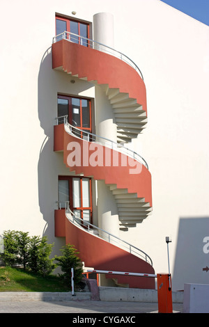 Edificio moderno al primo piano rotante Foto Stock