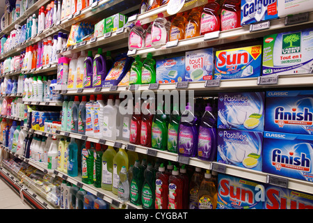 Il detersivo in polvere ripiano in un supermercato Foto Stock