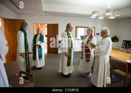 Clero luterano dal Texas centrale si riuniscono come Rev. Peder Sandager è installato come senior pastore a Saint Martin's Chiesa Luterana Foto Stock