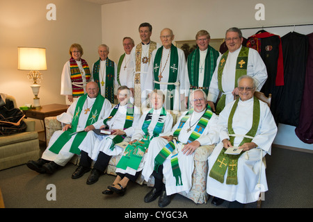 Clero luterano dal Texas centrale si riuniscono come Rev. Peder Sandager è installato come senior pastore a Saint Martin's Chiesa Luterana Foto Stock