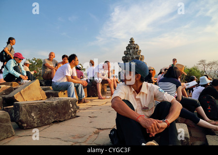 I turisti a guardare il tramonto dalla cima del tempio di Phnom Bakheng nel tempio di Angkor Park, Cambogia Foto Stock