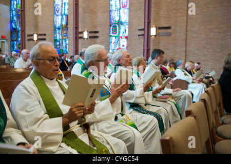 Clero luterano dal Texas centrale si riuniscono come Rev. Peder Sandager è installato come senior pastore a San Martino la chiesa luterana Foto Stock