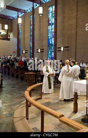 Il Rev. Peder Sandager è installato come senior pastore a Saint Martin's Chiesa luterana di Austin in Texas Foto Stock