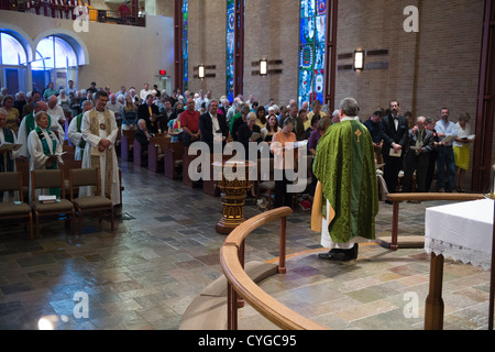 Il Rev. Peder Sandager è installato come senior pastore a Saint Martin's Chiesa luterana di Austin in Texas Foto Stock