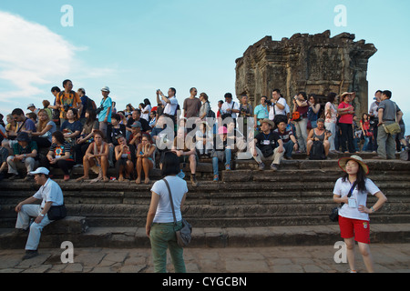 I turisti a guardare il tramonto dalla cima del tempio di Phnom Bakheng nel tempio di Angkor Park, Cambogia Foto Stock