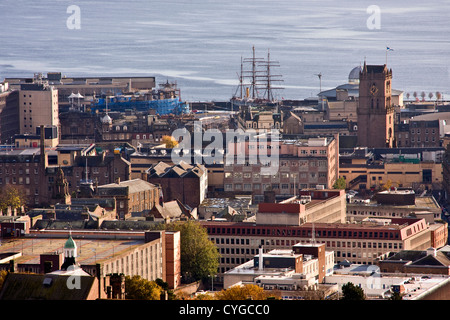 Vista panoramica della città di Dundee con il RSS Discovery nave vicino al fiume Tay,UK Foto Stock