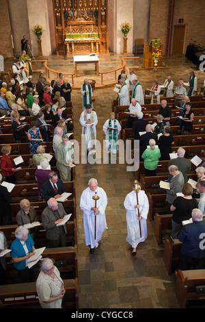 Recessional come il Rev. Peder Sandager è installato come senior pastore a Saint Martin's Chiesa luterana di Austin in Texas Foto Stock