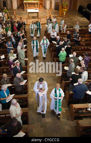 Recessional come il Rev. Peder Sandager è installato come senior pastore a Saint Martin's Chiesa luterana di Austin in Texas Foto Stock